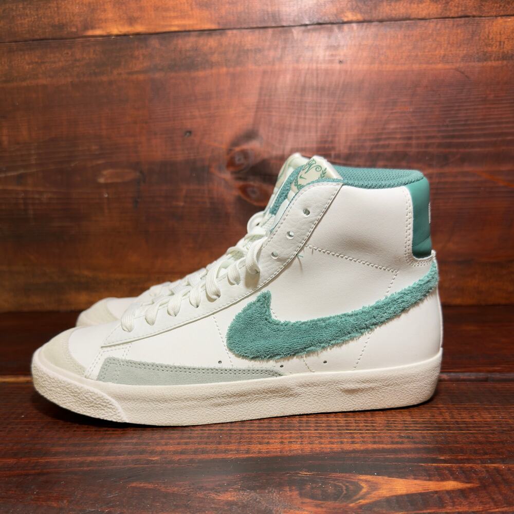NIKE Blazer Youth Mid ‘77 Vintage Fuzzy Swoosh Tennis Shoes Size 6.5 Youth (